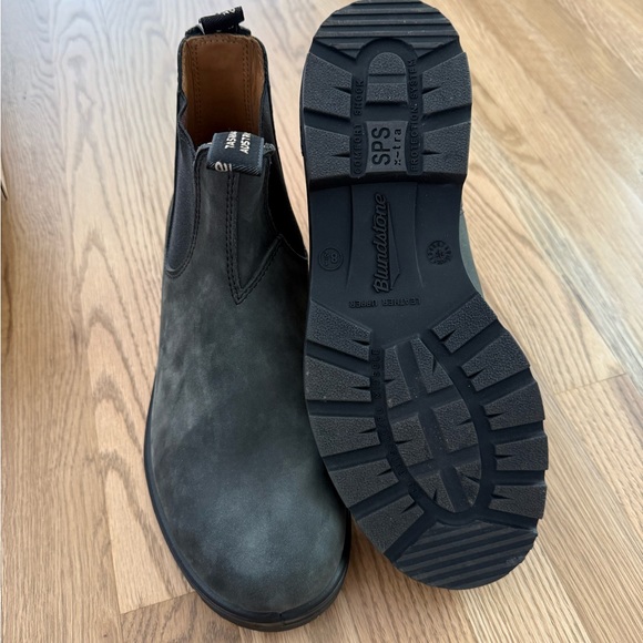 NWT Men’s Blundstone 587 Chelsea Boot in Rustic Black main image 4